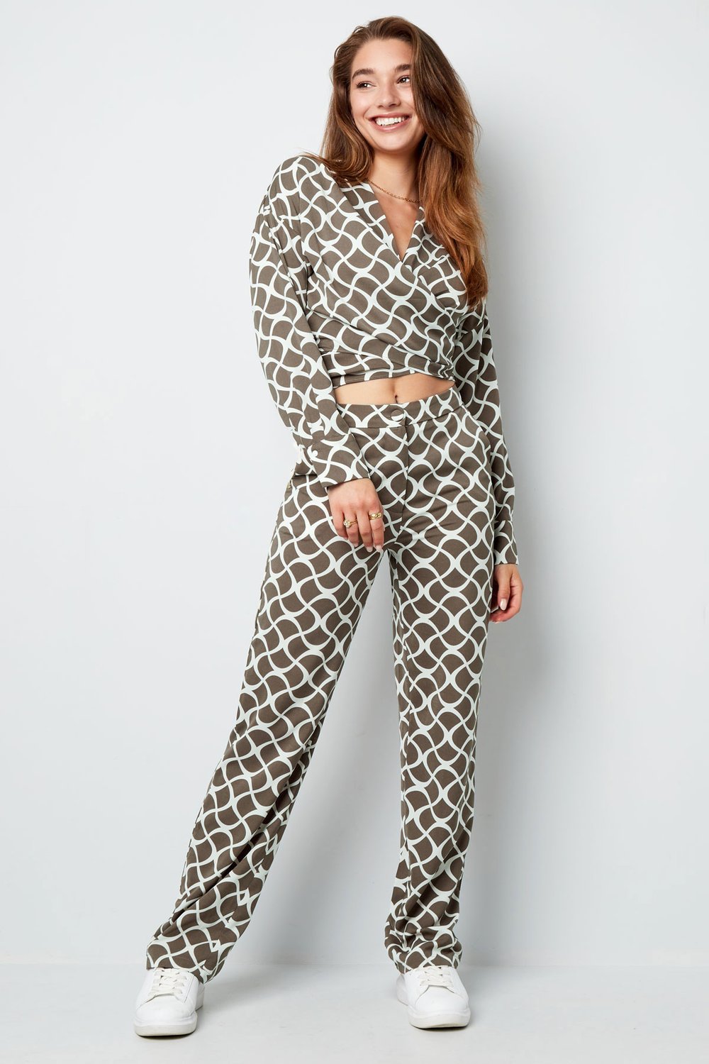 Hose mit Grafikdruck in Kamel h5Bild5